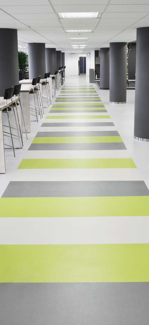 Couloir avec bandes de couleur